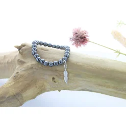 Bracelet hématite perles rondes 8mm et plume
