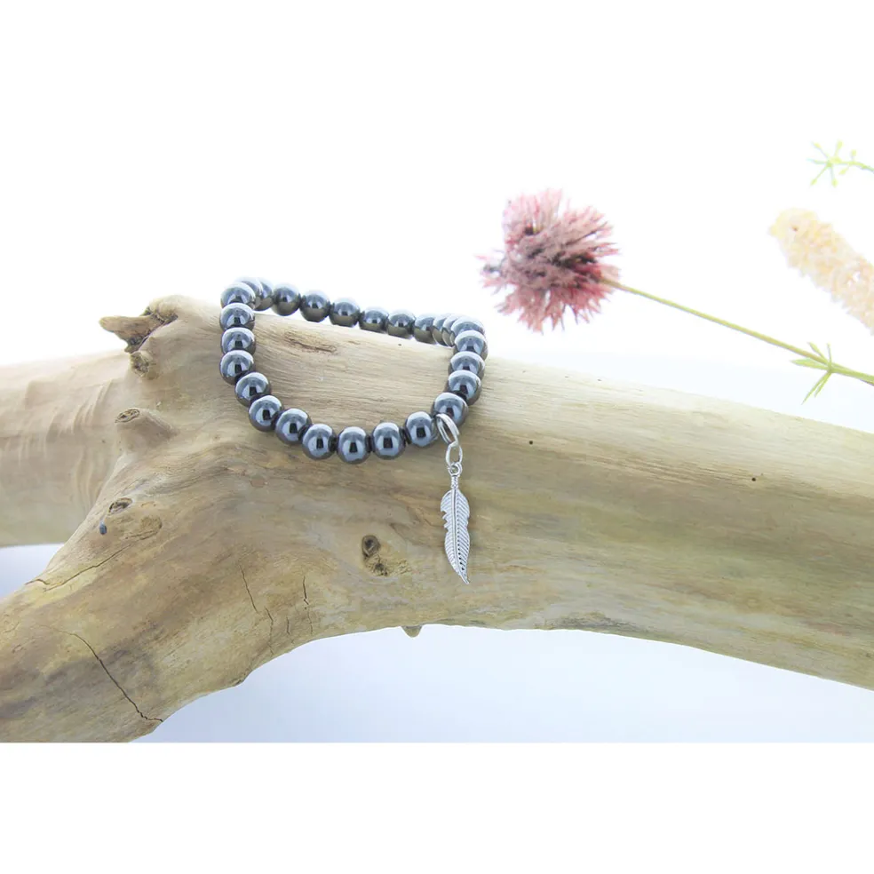 Bracelet hématite perles rondes 8mm et plume