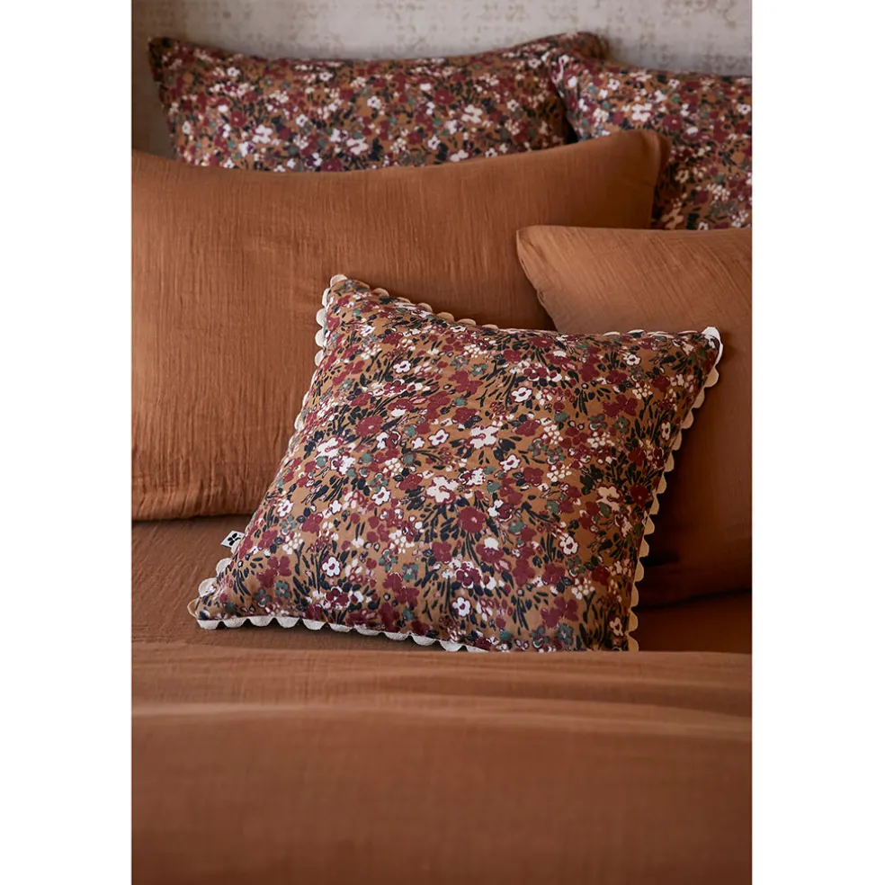 Coussin déhoussable avec croquet en gaze de coton imprimée camel 40x40cm - Capucine