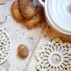 Dessous de plat fleur en fonte blanc cassé D20cm - Rhodonea