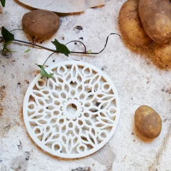 Dessous de plat rosace en fonte blanc cassé D20cm - Rhodonea