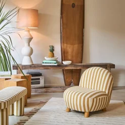 Fauteuil rayé en coton camel et bois d'hévéa - Belly