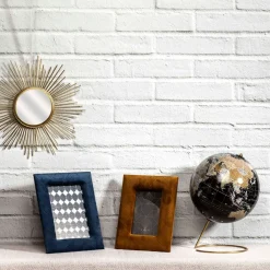 Globe terrestre noir et doré