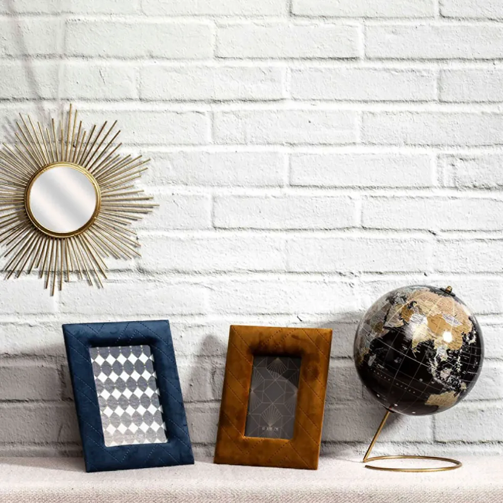 Globe terrestre noir et doré