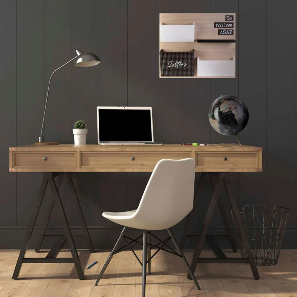 Globe terrestre noir et doré