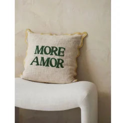 Housse de coussin brodé " More Amor"' en coton écru et vert 45x45cm - Lumi