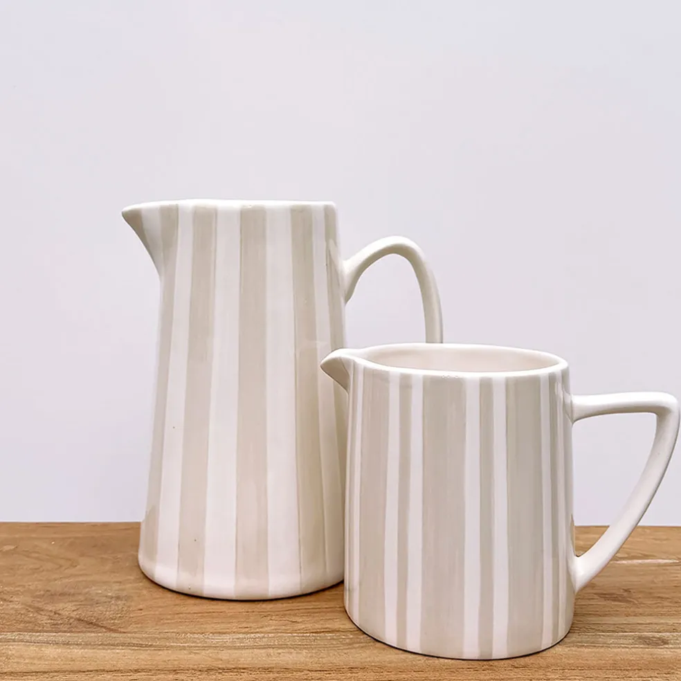 Pichet en céramique rayé blanc et sable 1L